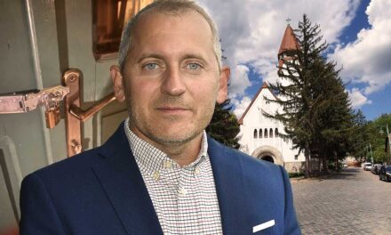 Fellázadtak a zebegényi polgármester ellen, lelakatolták a hivatal ajtóit, hogy Ferenczy Ernő Ervin polgármestert ne tudjon bemenni