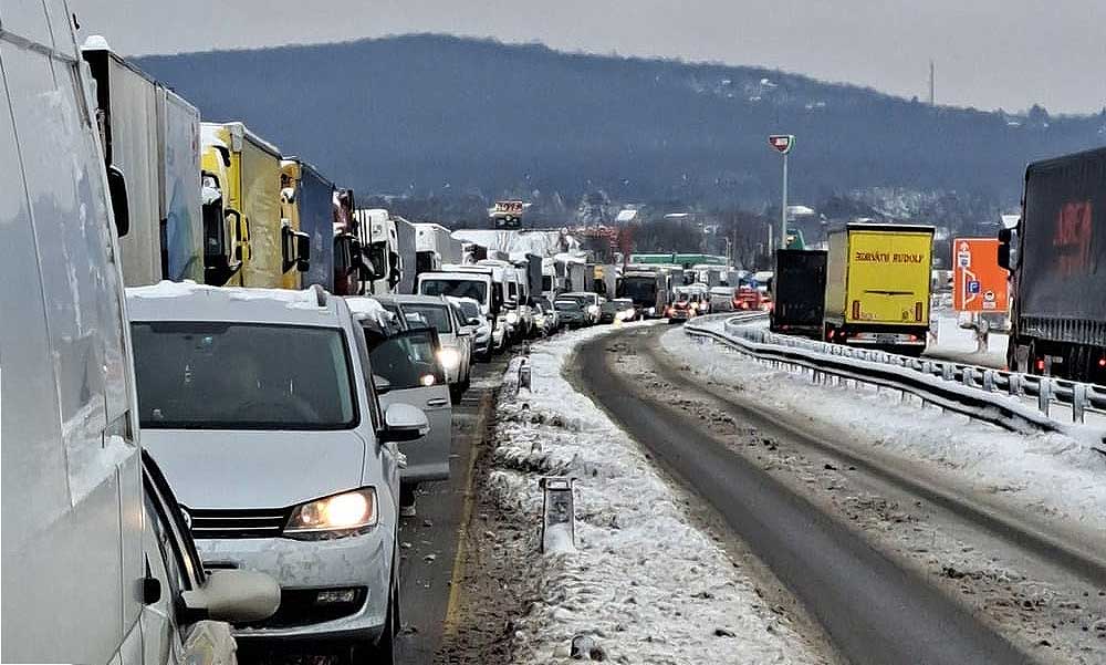 Teljesen leállt az M1-es autópálya forgalma Biatorbágy és Tatabánya között: hosszú sorokban állnak a kamionok