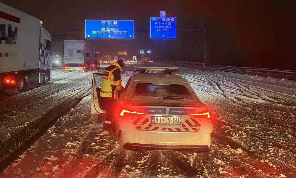Kemény volt az éjszaka az autópályákon: rendőrök mentették az elakadt kamionosokat, a hóhelyzet miatt átépítik a terelést az M1-esen