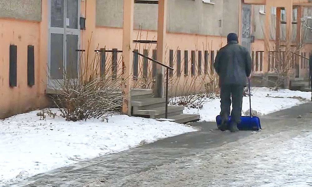 Tilos útszóró sóval szórni a járdákat, milliós bírságba lehet belefutni egy kormányrendelet alapján