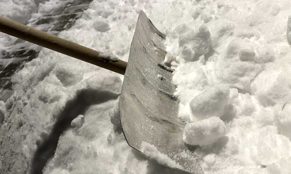 Új őrület hódít Budán és környékén: ha ellapátolod a havat idős szomszédod háza elől, akkor ajándékot kapsz a polgármestertől