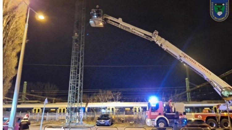 Felmászott és le akar ugrani egy 15 méter magas lámpaoszlopról egy nő, utolsó pillanatban mentették meg az életét