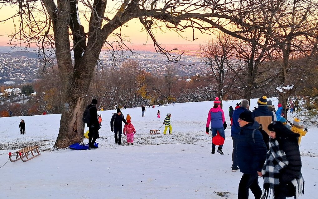 Olyan sokan mentek szánkózni a Normafára, hogy senkit nem engednek fel autóval