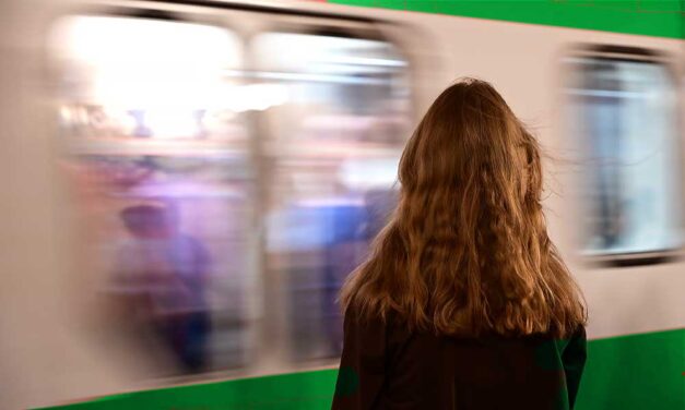 Zaklatás a HÉV-en: 10 hatékony önvédelmi módszer, ha egyedül vagy és senki sem segít