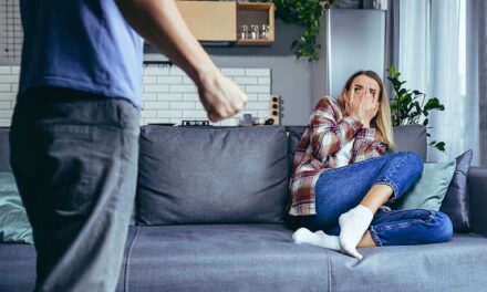 Gyilkosság az angyalföldi lakásban: Így védheted meg magad, ha a randiból rémálom lesz és az otthonodban rád támad az addig kedvesnek látszó férfi