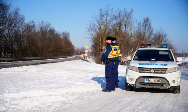 Hóátfuvások miatt lezárták az utat Alcsútdoboz, Etyek és a Velencei-tó környékén