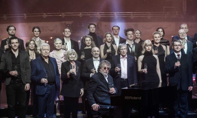 A Vígszínház társulata és Presser Gábor énekelte éjfélkor a Himnuszt az RTL-en – videó a cikkben