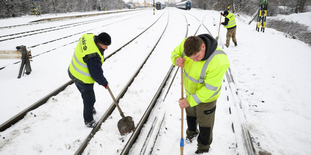 MÁV: váltó- és felsővezeték hiba miatt változik a vonatközlekedés a váci és monori vonalon