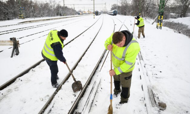 MÁV: sok a fennakadás a téli időjárás miatt, az elővárosi vonalakon is késésekre, járatkimaradásokra kell számítani