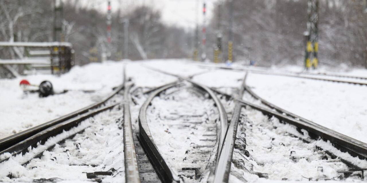 MÁV: a téli időjárás miatt a pénteki menetrend is jelentősen változik – így járnak a vonatok Budapest környékén