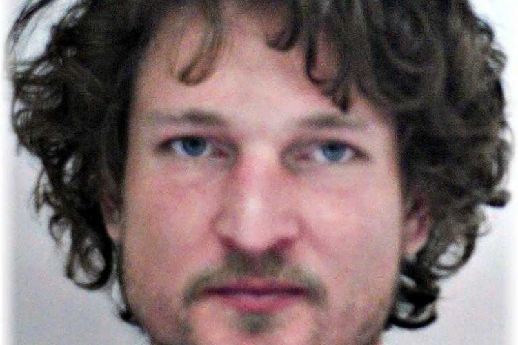 Nehéz helyzetbe került a két pici gyermekével magára maradt tahitótfalui férfi felesége: Benedek ruháit a Duna parton találták meg, ő viszont eltűnt