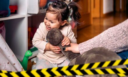 Leragasztotta a síró gyermek száját, aztán babzsákot vágott a fejéhez – Most az érdi vádlottak padján ül a kegyetlen bölcsődei dadus