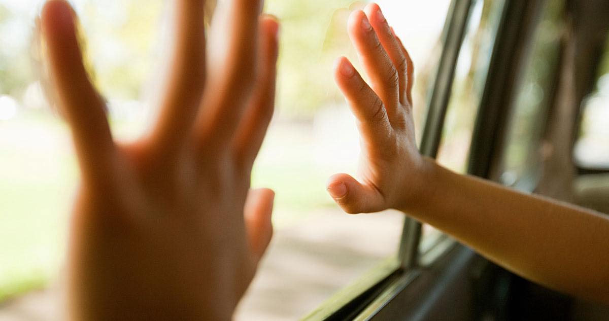 A gyerekkel együtt lopták el az autót a sülysápi bölcsőde parkolójából: az apuka járó motorral hagyta ott a járművet