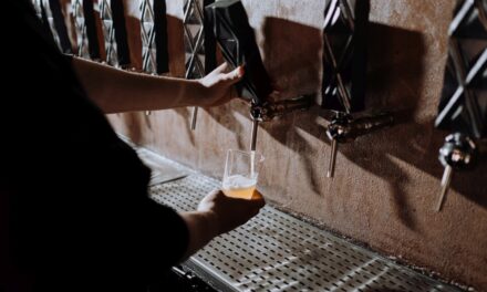 Bor helyett, fertőtlenítőszert öntött a vendég poharába a gyömrői kocsmáros, mentővel vitték kórházba a férfit