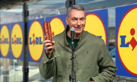 Lázár János kolbászt emelt aztán kifelé mutatott az országból a Lidl-nek és a többi külföldi láncnak