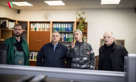 Orbán Viktor személyesen ellenőrizte a katonai védelem alatt álló százhalombattai olajfinomítót