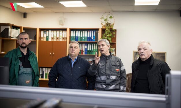 Orbán Viktor személyesen ellenőrizte a katonai védelem alatt álló százhalombattai olajfinomítót
