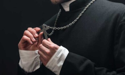 Vonat elé ugrott és meghalt a téti plébános, a hívek nem értik, mi vezethetett Ciprián atya végzetes döntéséhez