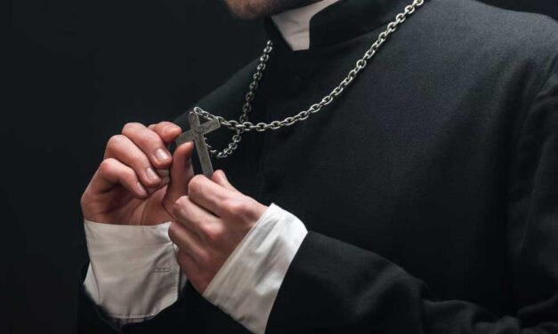 Vonat elé ugrott és meghalt a téti plébános, a hívek nem értik, mi vezethetett Ciprián atya végzetes döntéséhez