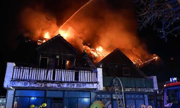 Három holttestet találtak a kiégett budakeszi munkásszállóban: megrázó helyszíni videó a cikkben