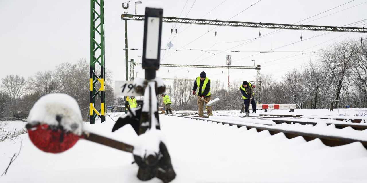 MÁV: a havazás miatt korlátozták a vonatközlekedést Kelenföldön, több elővárosi vonalon kimaradnak a járatok