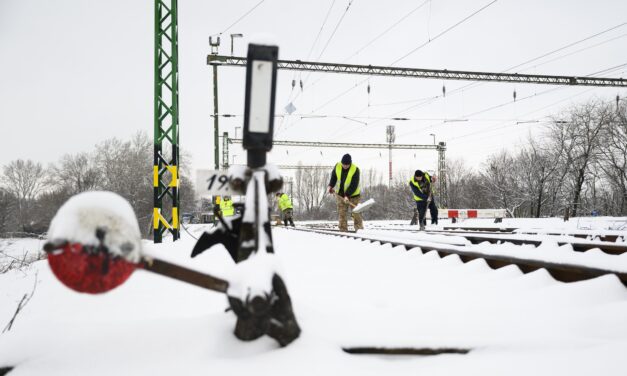 MÁV: a havazás miatt korlátozták a vonatközlekedést Kelenföldön, több elővárosi vonalon kimaradnak a járatok