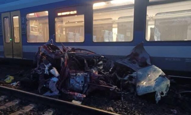 Borzasztó vasúti baleset Pécelnél: átdobta az érkező vonat az átjáróba elakadt autót a másik sínre