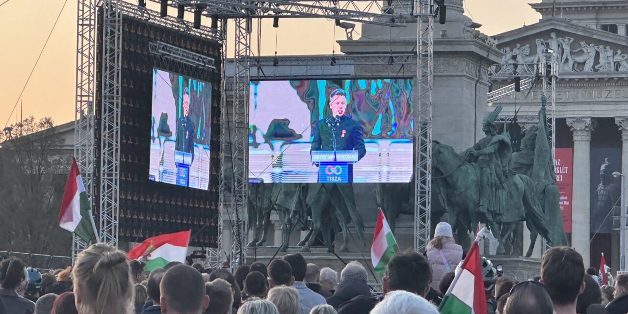 „Orbán Viktornak mennie kell és menni is fog!” – mondta a Hősök terén Magyar Péter, a tömeg a „vége van” és „nem akarunk háború”-t skandálta
