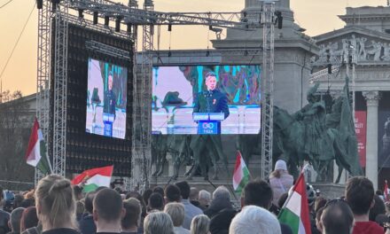„Orbán Viktornak mennie kell és menni is fog!” – mondta a Hősök terén Magyar Péter, a tömeg a „vége van” és „nem akarunk háború”-t skandálta