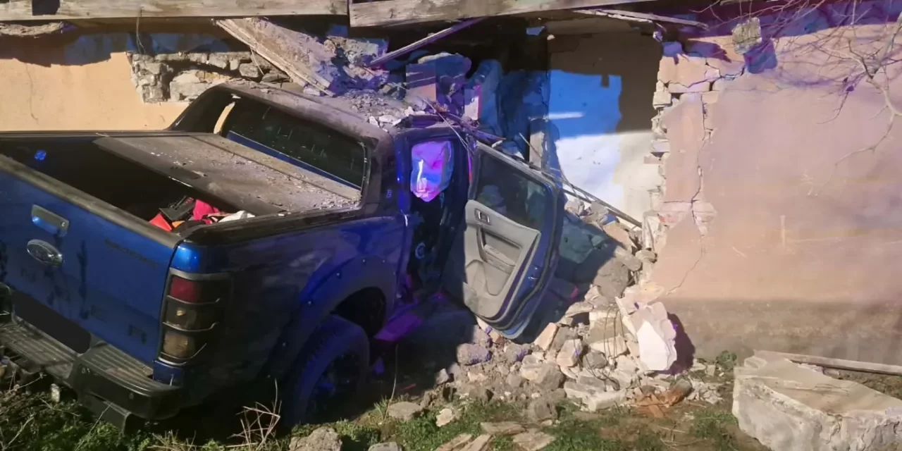 Becsapódott egy terepjáró a családi házba Bugyin, egy ember súlyosan megsérült