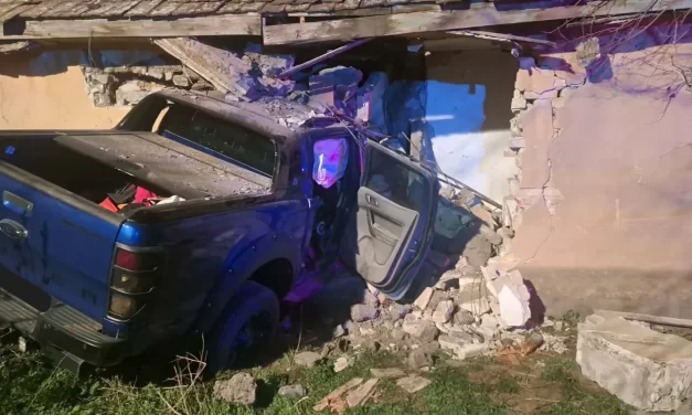 Becsapódott egy terepjáró a családi házba Bugyin, egy ember súlyosan megsérült