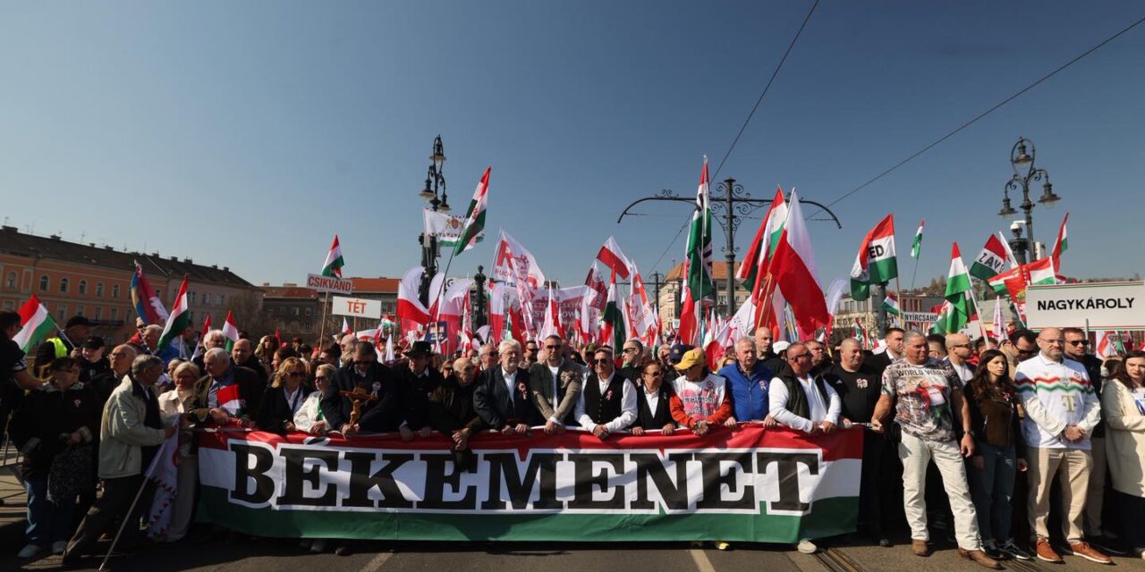 „Hajrá Fidesz” – skandálják a Békemenet résztvevői, Kis Grófo, Fásy Ádám és Szabó Zsófi vezetésével vonulnak a Kosstuh térre