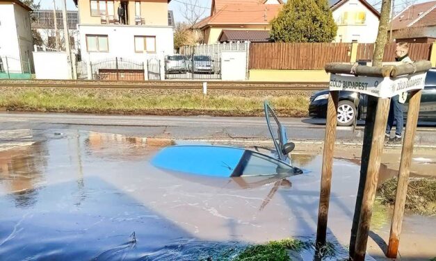 Csőtörés a 16. kerületben, a beszakadt út elnyelt egy autót