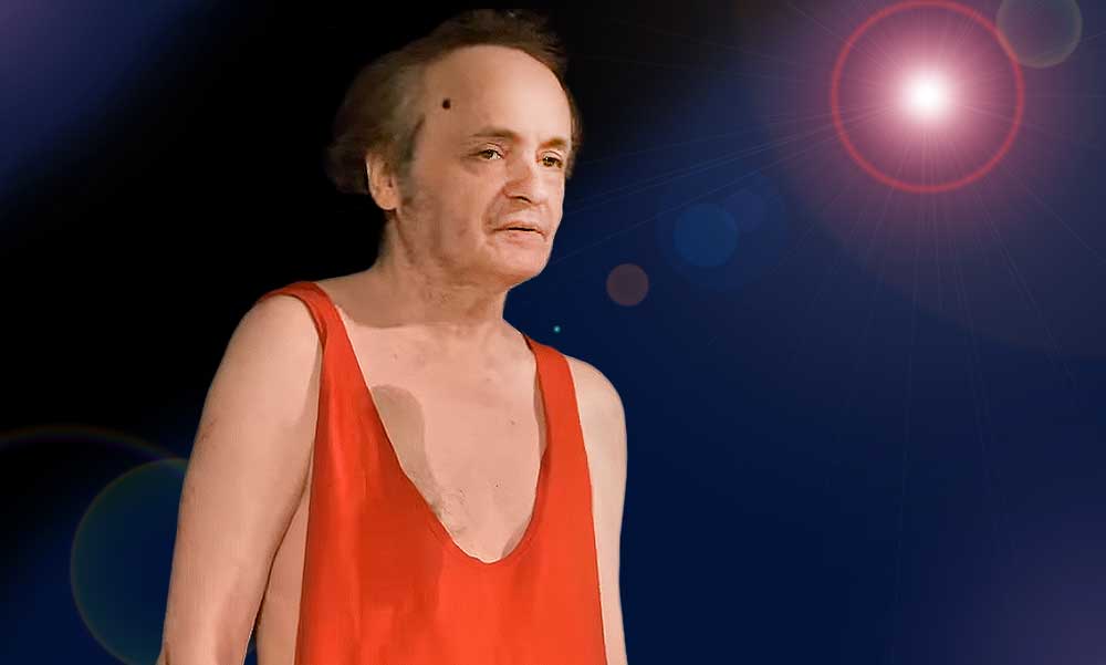 A szomszédok arra panaszkodnak, hogy Galla Miklós meztelenül jár dunaharaszti kertjében, ápolónőjét is így fogadja