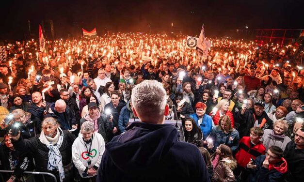 Magyar Péter Gödön: a Samsung több mint 500 milliárd közpénzt kapott, a választások után kivizsgálják, mennyi jutott ebből a helyi fideszeseknek