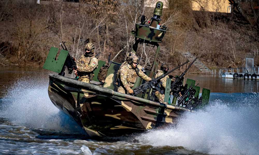 Megérkeztek a fegyveres katonák a Paksi Atomerőműhöz, Orbán Viktor az ukrán fenyegetettség miatt vezényeltek ki őket