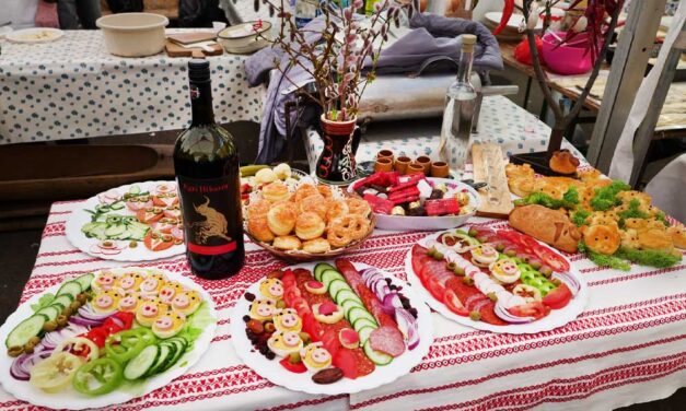 „Önkívületlen állapotban ordított” – Orbán Viktort és a kormányt szidta a szentmáronkátai kolbászfesztiválon a férfi, akinek feleségét megverte az alpolgármester