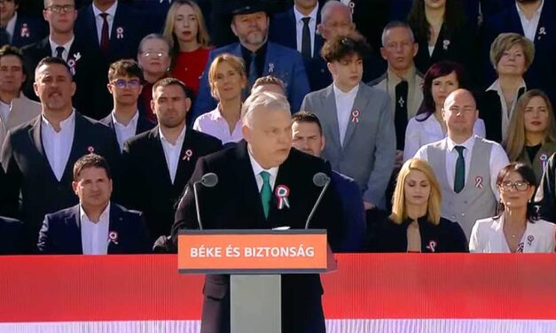 Hajdú Péterrel, Gönczi Gáborral, Gáspár Evelinnel és Schobert Norbival a háta mögött mondta el ünnepi beszédét Orbán Viktor
