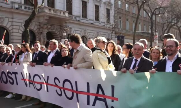 „Árad a Tisza” – skandálja az óriási tömeg Budapest belvárosában, Nagy Ervin, Borbély Alexandra és Rost Andrea az első sorban vonul Magyar Péterrel
