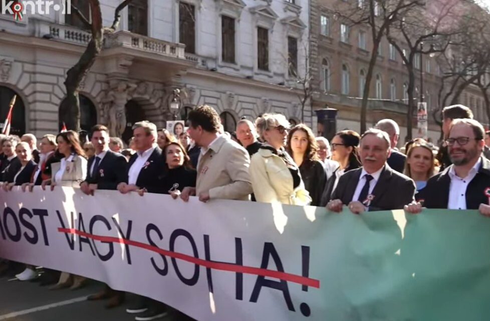 „Árad a Tisza” – skandálja az óriási tömeg Budapest belvárosában, Nagy Ervin, Borbély Alexandra és Rost Andrea az első sorban vonul Magyar Péterrel