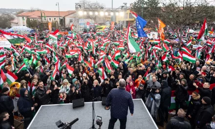 Balhé Orbán Viktor péceli fórumán: csoportos garázdaság miatt nyomoznak a fekete kabátosok dulakodók miatt