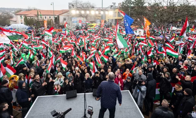 Balhé Orbán Viktor péceli fórumán: csoportos garázdaság miatt nyomoznak a fekete kabátosok dulakodók miatt