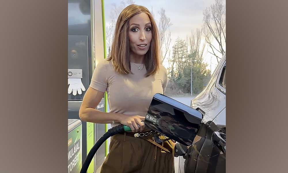Rubint Réka kiosztotta Zelenszkijt, majd a kormánynak hálálkodva tankolta meg luxusterepjáróját – videó a cikkben
