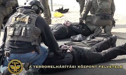 Akció az M5-ös autópálya MOL-kútján: itt a videó, amelyen a TEK-esek lecsapnak az ukrán pénzszállítóra