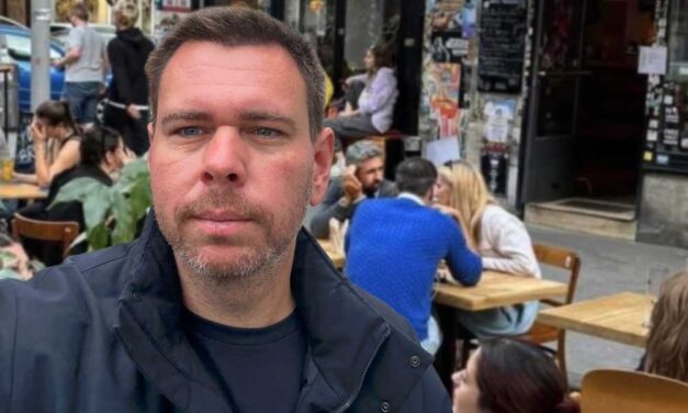 „Nagyon ártalmas Budapestnek, ha teljesen betiltják a vendéglők teraszait” – mondja Vitézy Dávid, aki polgári elégedetlenségi akcióban vett részt