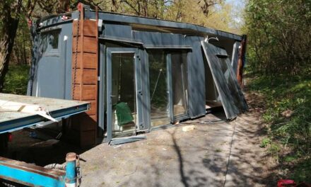 Darabokra szaggatta a fa a drága lakókonténert: kaotikus állapotok a Szépjuhászné úton