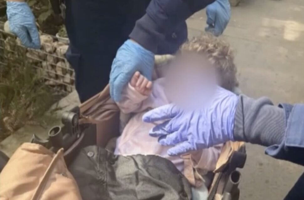 „Csak a földön aludt, és mellette egy vödörbe ürítettek” – döbbenetes körülmények közt élt egy nő 11 hónapos kislányával Zuglóban, állatmentők találtak rá a gyerekre