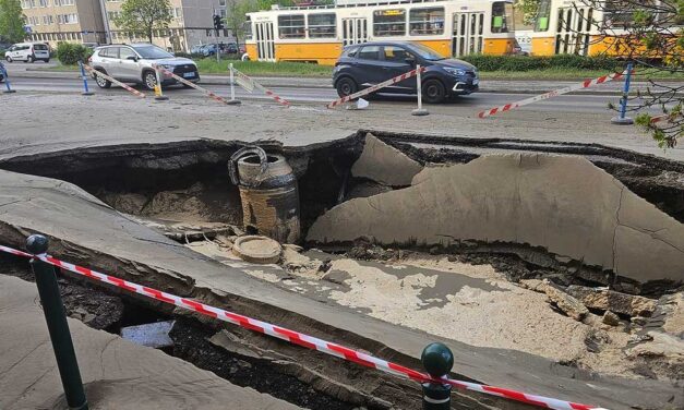 Beszakadt az úttest a Róbert Károly körúton, vízhiány van a környéken