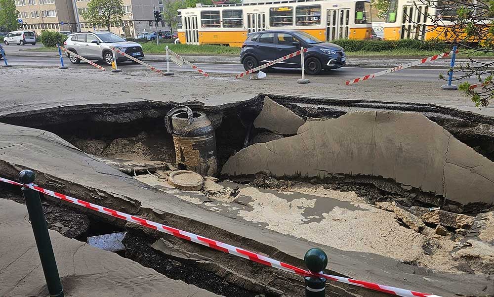 Beszakadt az úttest a Róbert Károly körúton, vízhiány van a környéken