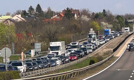 Gigadugó az M7-esen: 30 km-en keresztül áll vagy araszol a kocsisor a Balaton felé